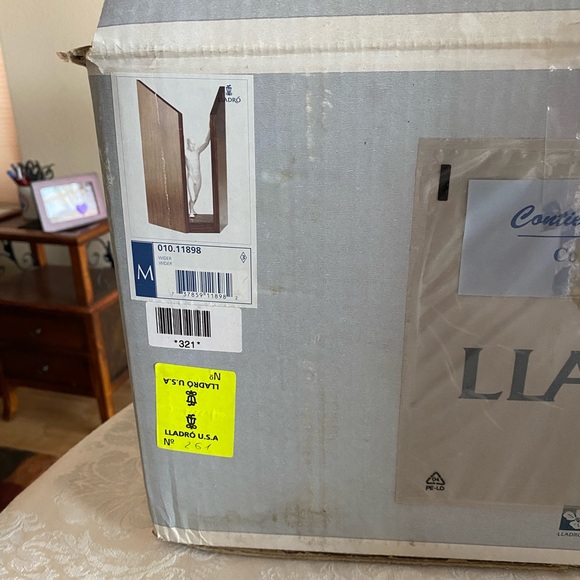 RETIRED 2008 ‘WIDER LLADRO’ PORCELAIN FIGURINE-Item#01011898 - Picture 12 of 15